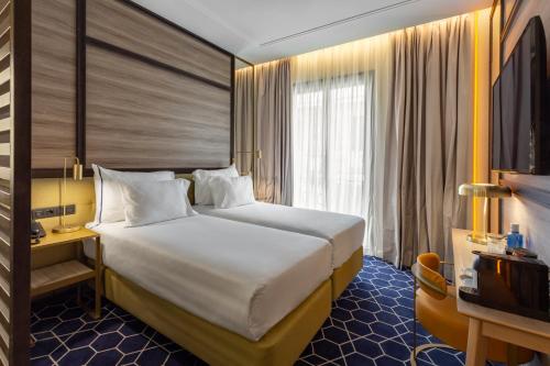 Habitación Premium con balcón del hotel Pestana CR7 Gran Vía Madrid. Foto 1