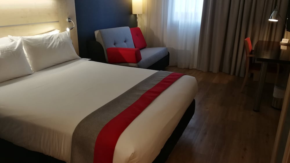 Habitación estándar del hotel Holiday Inn Express Malaga Airport, An Ihg. Foto 1