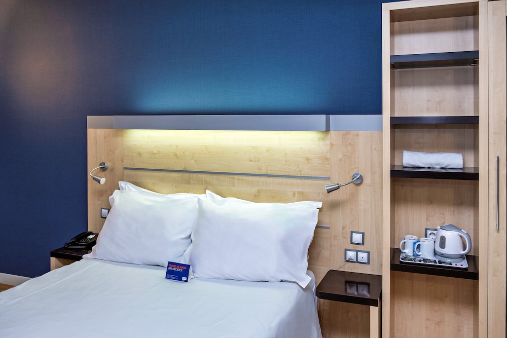 Habitación estándar del hotel Holiday Inn Express Malaga Airport, An Ihg. Foto 5