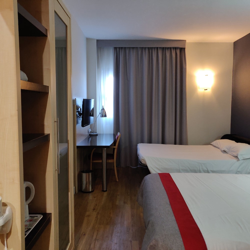 Habitación estándar, 1 cama doble con sofá cama del hotel Holiday Inn Express Malaga Airport, An Ihg. Foto 3