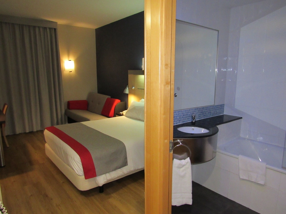 Habitación estándar, 1 cama doble con sofá cama del hotel Holiday Inn Express Malaga Airport, An Ihg. Foto 4