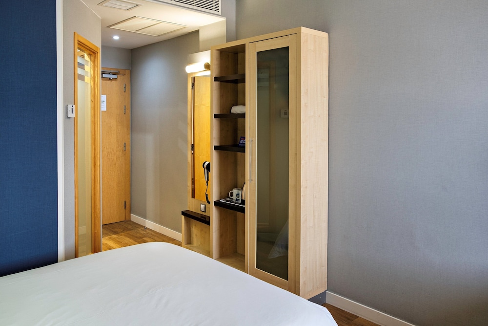 Habitación estándar, 1 cama doble con sofá cama del hotel Holiday Inn Express Malaga Airport, An Ihg. Foto 5