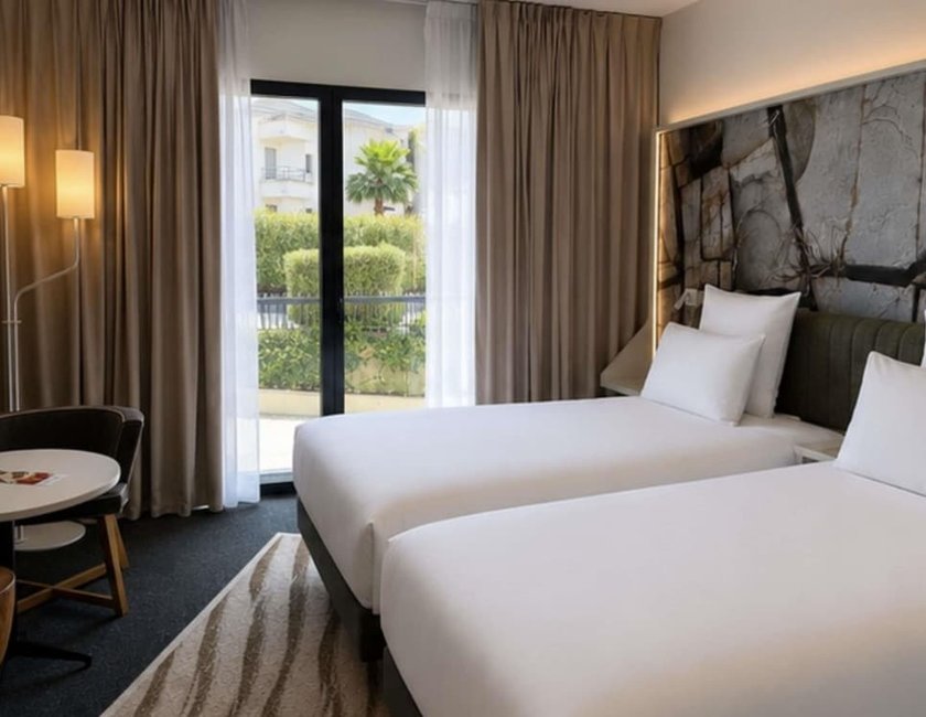 Habitación superior, 2 camas individuales, balcón del hotel Mercure and Spa Bastia Biguglia. Foto 4