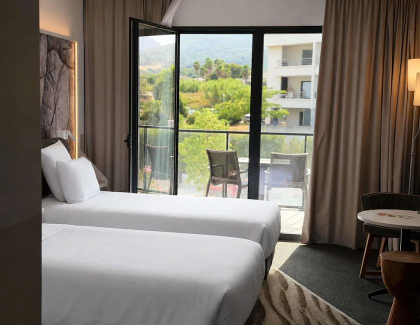 Habitación superior, 2 camas individuales, balcón del hotel Mercure and Spa Bastia Biguglia. Foto 9