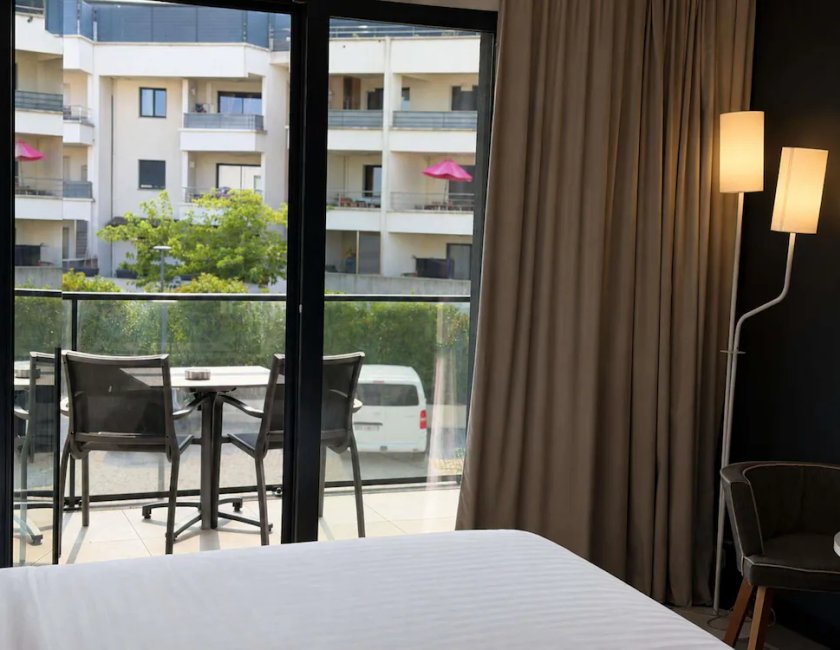 Habitación superior, 2 camas individuales, balcón del hotel Mercure and Spa Bastia Biguglia. Foto 10