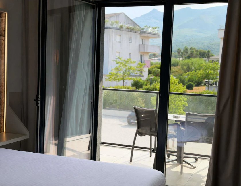 Habitación superior, 2 camas individuales, balcón del hotel Mercure and Spa Bastia Biguglia. Foto 11