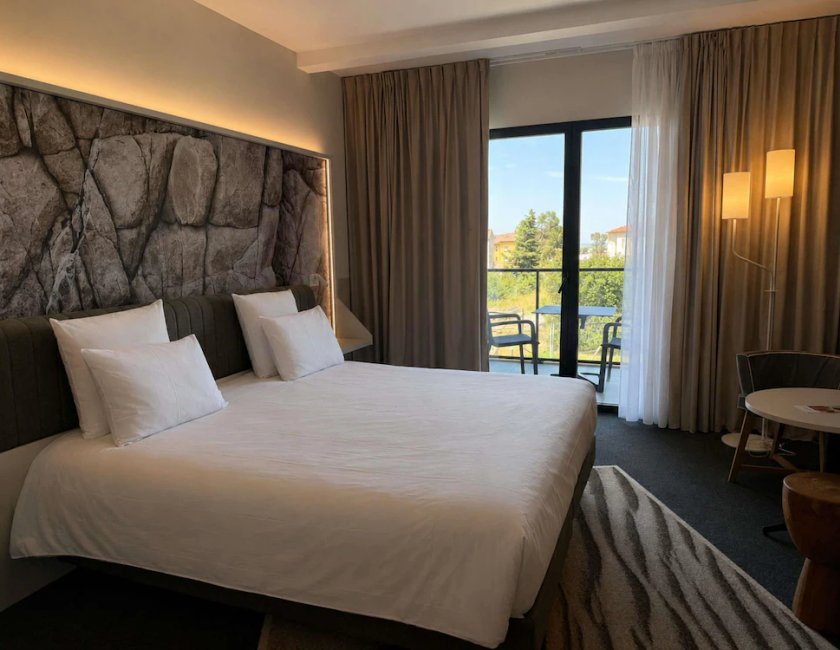 Habitación superior, 2 camas individuales, balcón del hotel Mercure and Spa Bastia Biguglia. Foto 12