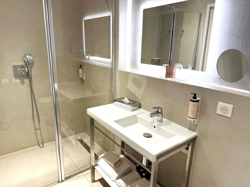 Habitación superior con balcón del hotel Mercure and Spa Bastia Biguglia. Foto 1