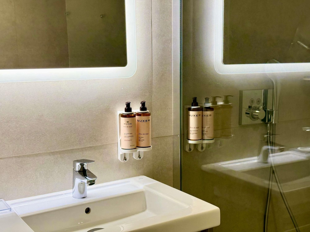 Habitación Privilege con cama doble del hotel Mercure and Spa Bastia Biguglia