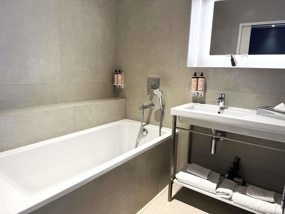 Habitación Privilege con cama doble del hotel Mercure and Spa Bastia Biguglia. Foto 1