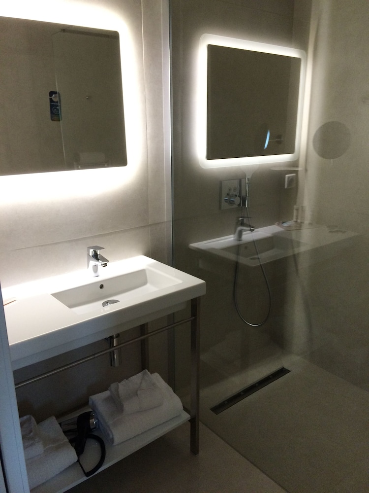 Habitación superior con balcón del hotel Mercure and Spa Bastia Biguglia. Foto 1
