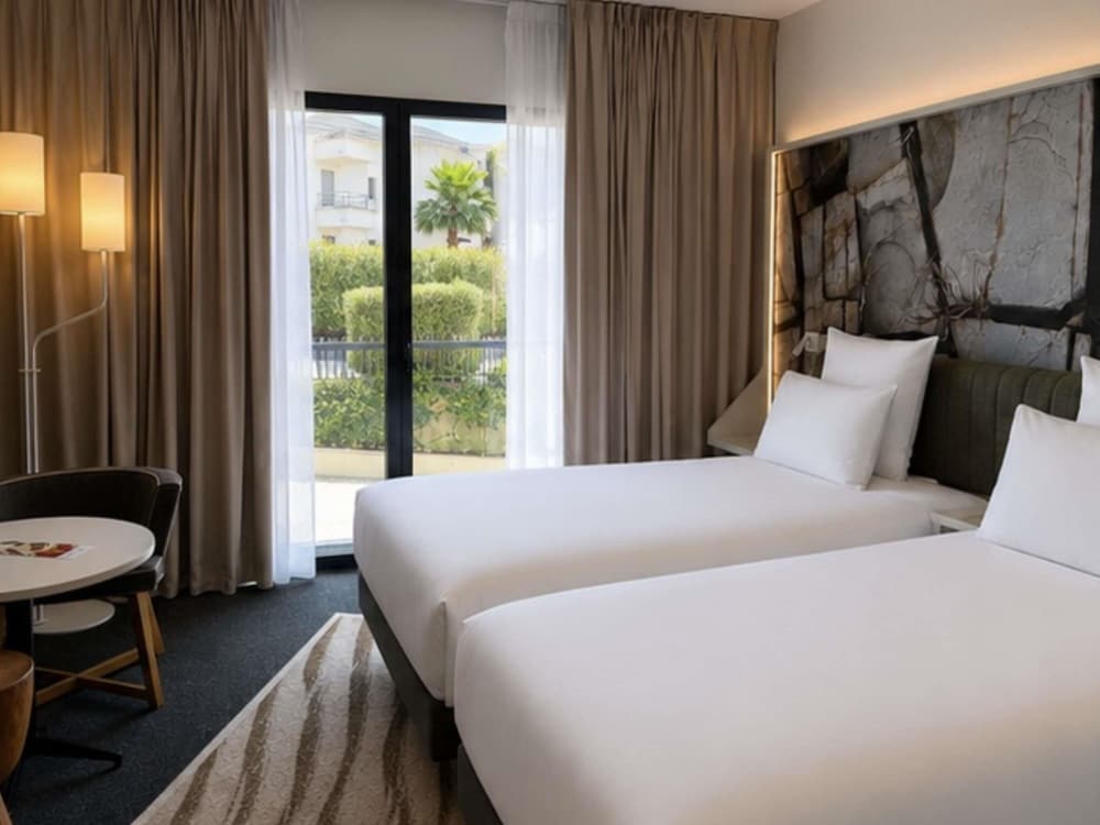 Habitación superior con balcón del hotel Mercure and Spa Bastia Biguglia. Foto 6