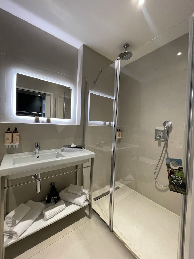 Habitación superior con balcón del hotel Mercure and Spa Bastia Biguglia. Foto 10