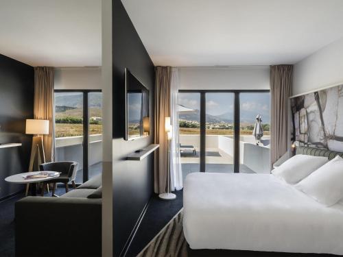 SUITE JUNIOR CON CAMA DOBLE Y BALCÓN del hotel Mercure and Spa Bastia Biguglia. Foto 2