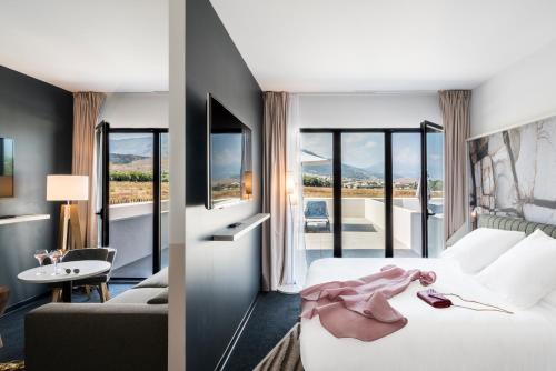 SUITE JUNIOR CON CAMA DOBLE Y BALCÓN del hotel Mercure and Spa Bastia Biguglia. Foto 10