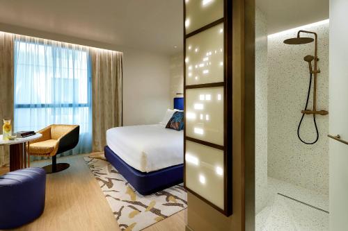 Habitación Clásica con cama extragrande del hotel Hard Rock Madrid. Foto 4