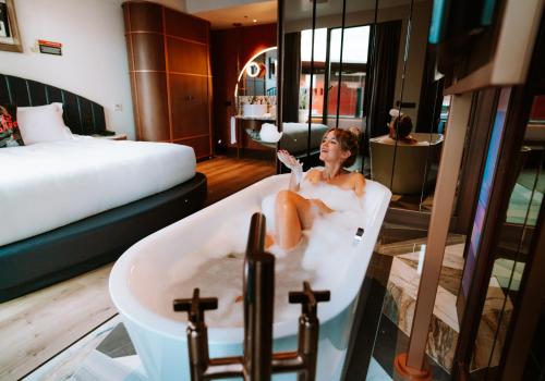 Suite Rock Star con terraza del hotel Hard Rock Madrid. Foto 2