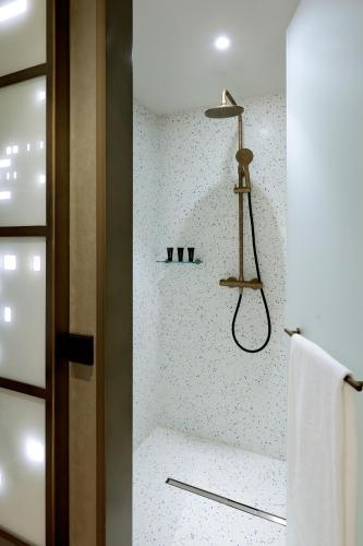 Suite Rock Star con terraza del hotel Hard Rock Madrid. Foto 10