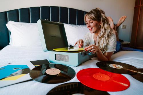 Suite Rock Star con terraza del hotel Hard Rock Madrid. Foto 11