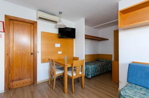 Estudio con balcón del hotel Mariner Club Apartments. Foto 5