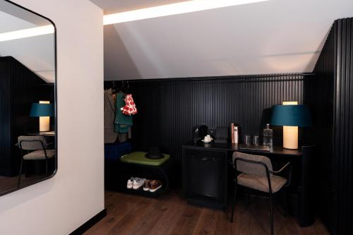 Suite con terraza y vistas a la ciudad del hotel Chic and Basic Gravity. Foto 10