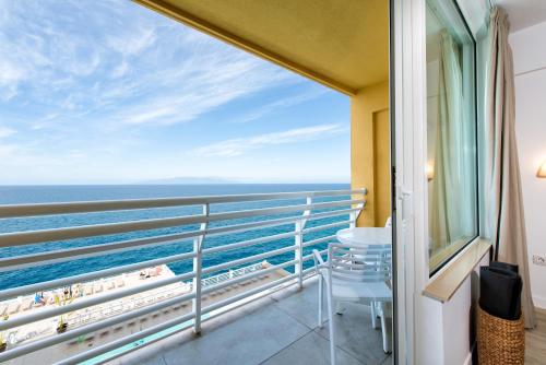 Apartamento Vista Mar Balcón o Terraza 1 habitación Sofá Cama incluido 2 Camas individuales del hotel Atlantic Holiday Hotel. Foto 2