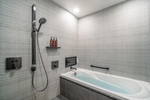 Suite del hotel The Royal Park Canvas Osaka Kitahama. Foto 6