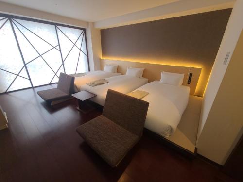 Habitación Triple Deluxe con zona de tatami del hotel Amanek Kanazawa