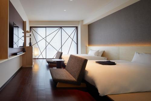 Habitación Triple Deluxe con zona de tatami del hotel Amanek Kanazawa. Foto 3