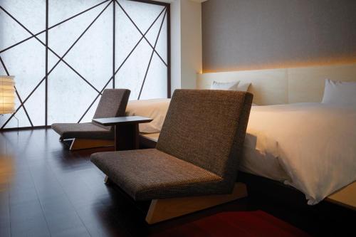Habitación Triple Deluxe con zona de tatami del hotel Amanek Kanazawa. Foto 5