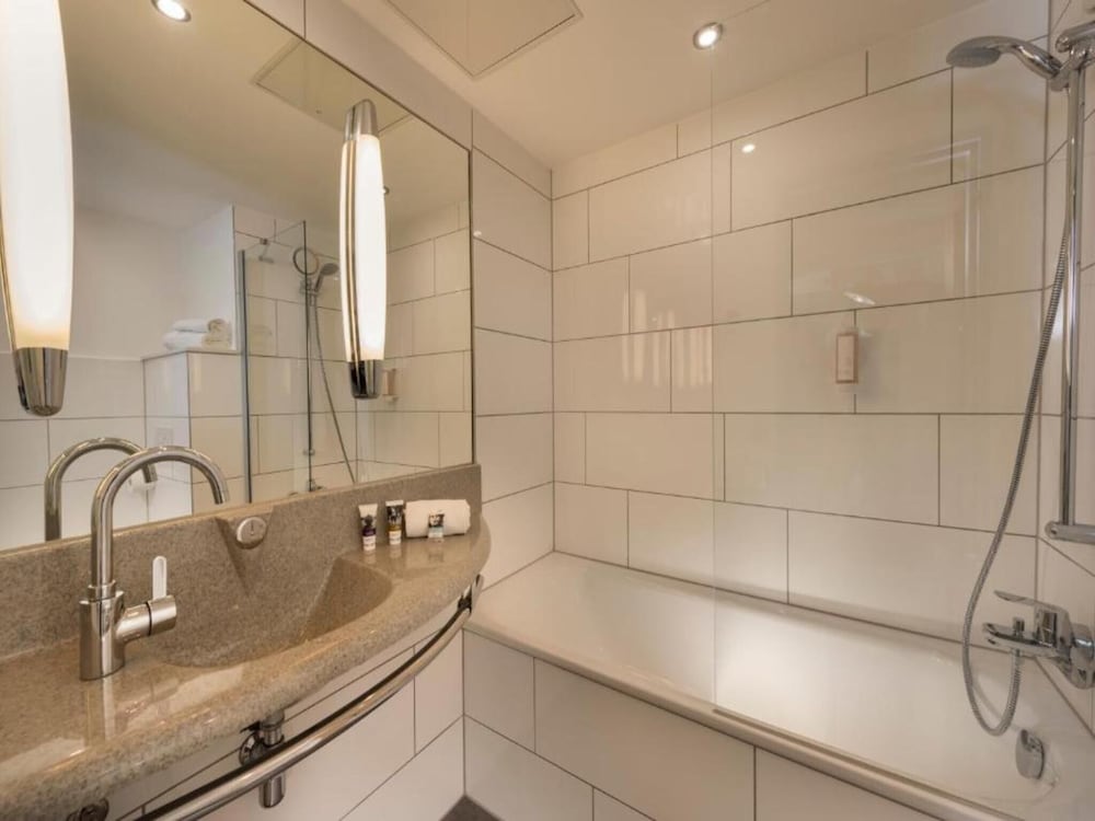Habitación estándar doble del hotel Mercure Saarbrücken Süd. Foto 3