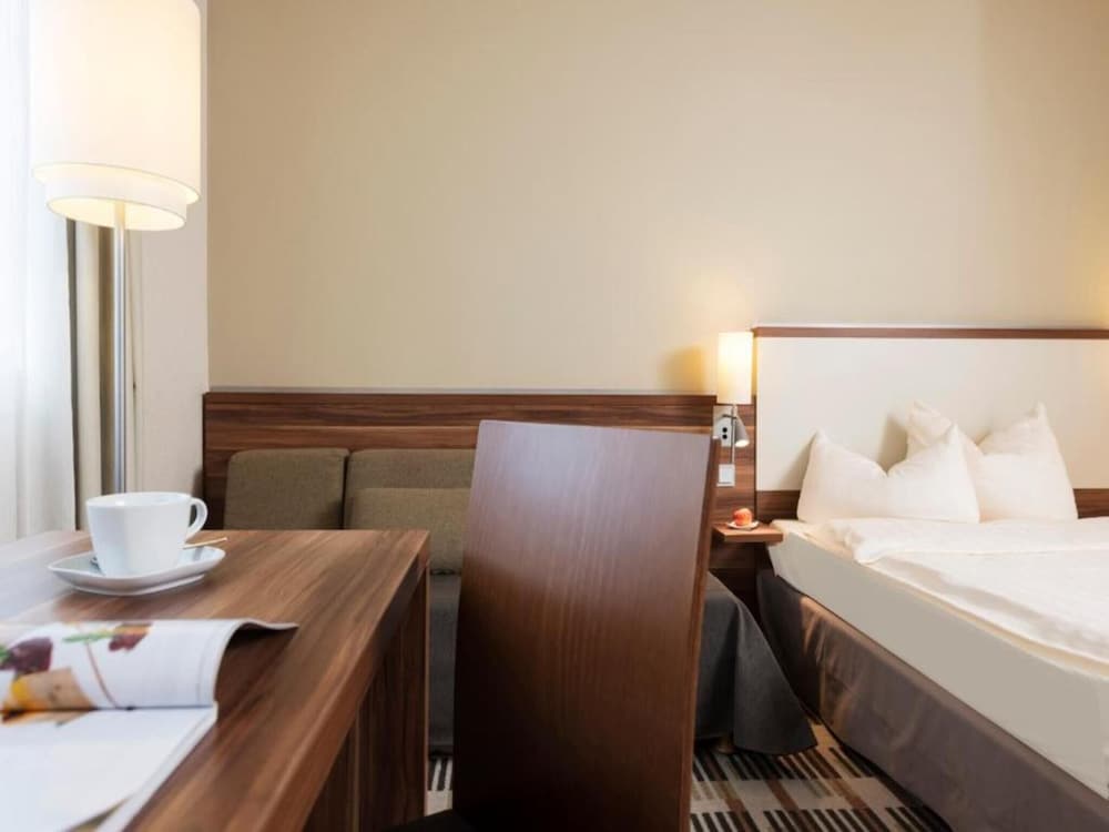 Habitación estándar con 2 camas individuales del hotel Mercure Saarbrücken Süd. Foto 3