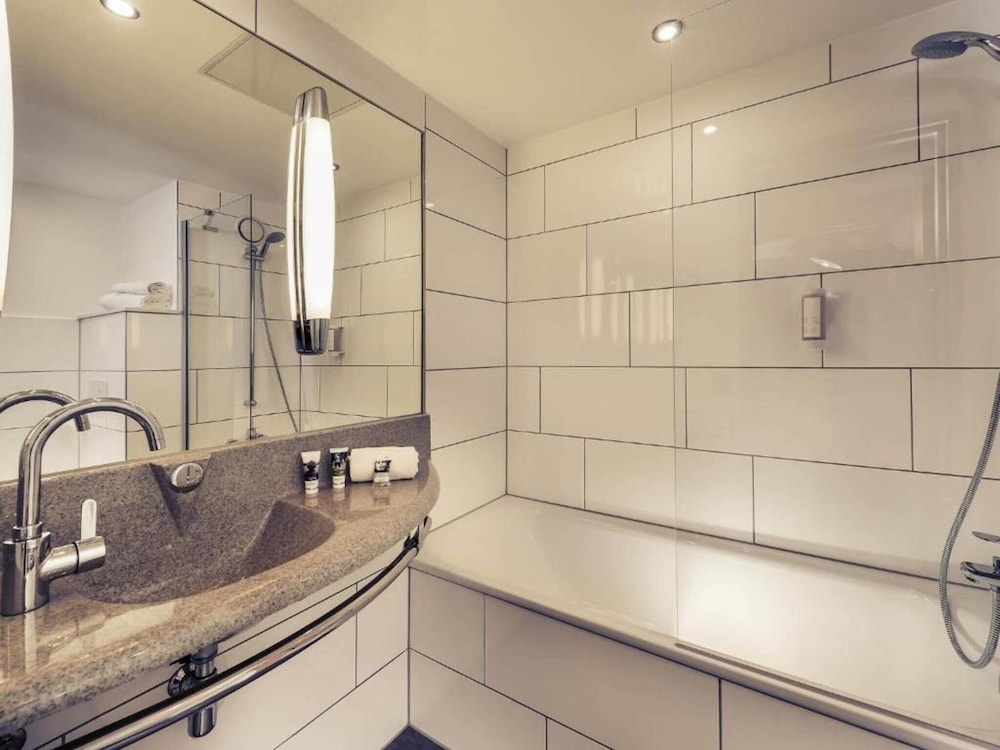 Habitación Triple Estándar del hotel Mercure Saarbrücken Süd. Foto 3