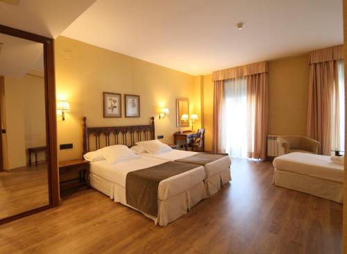 Habitación Triple del hotel Ele Puente Romano. Foto 13