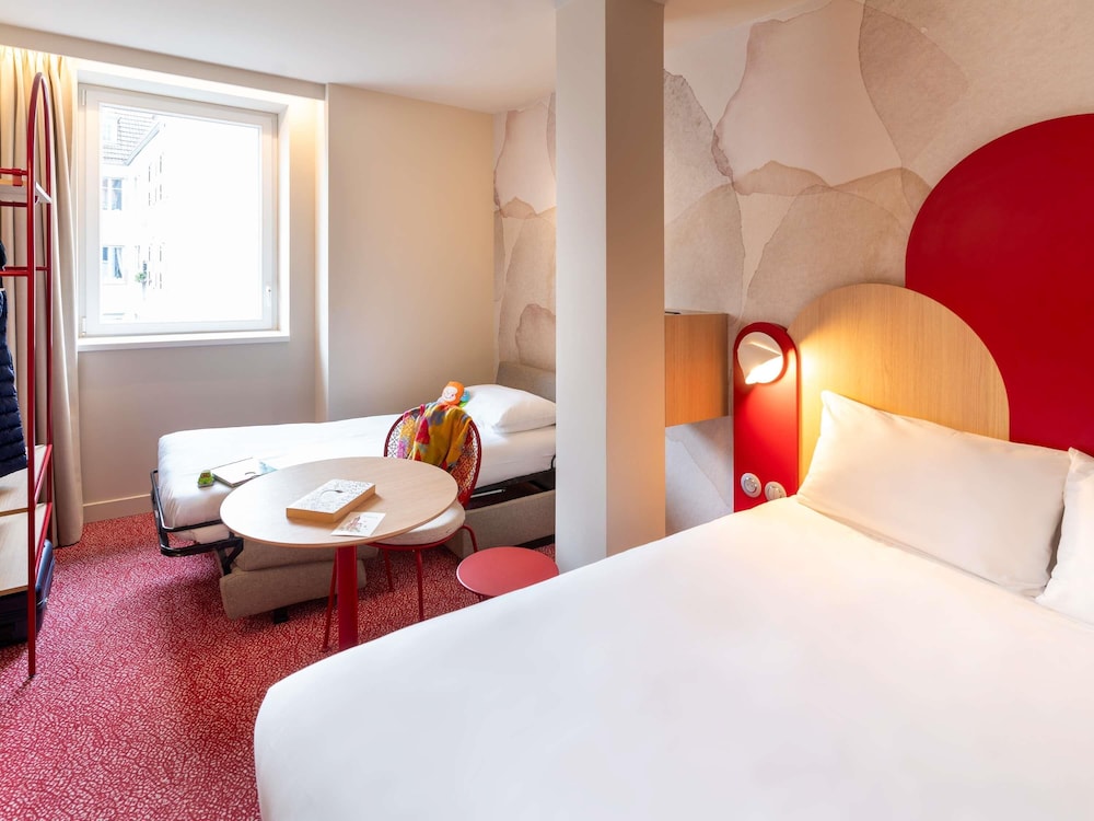 Habitación Comfort: 1 cama queen size y 1 silla convertible del hotel Ibis Styles Strasbourg Centre République