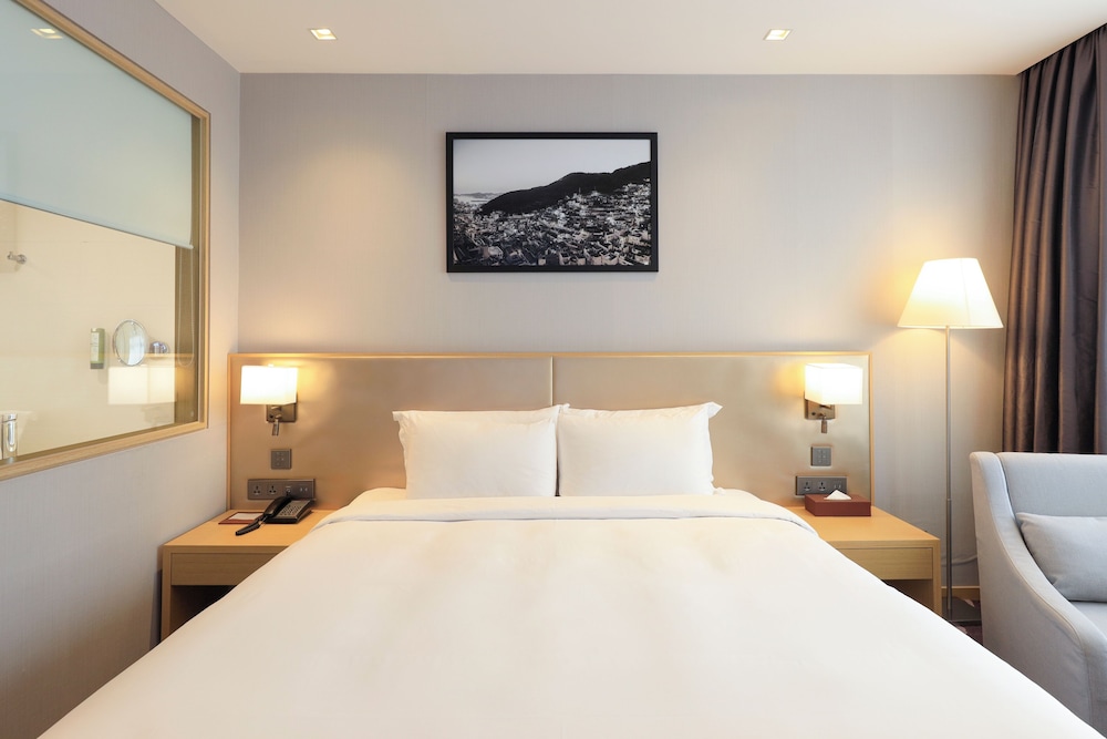 Habitación Deluxe, 1 cama de matrimonio grande, vistas a la montaña (Avani) del hotel Avani Central Busan. Foto 2