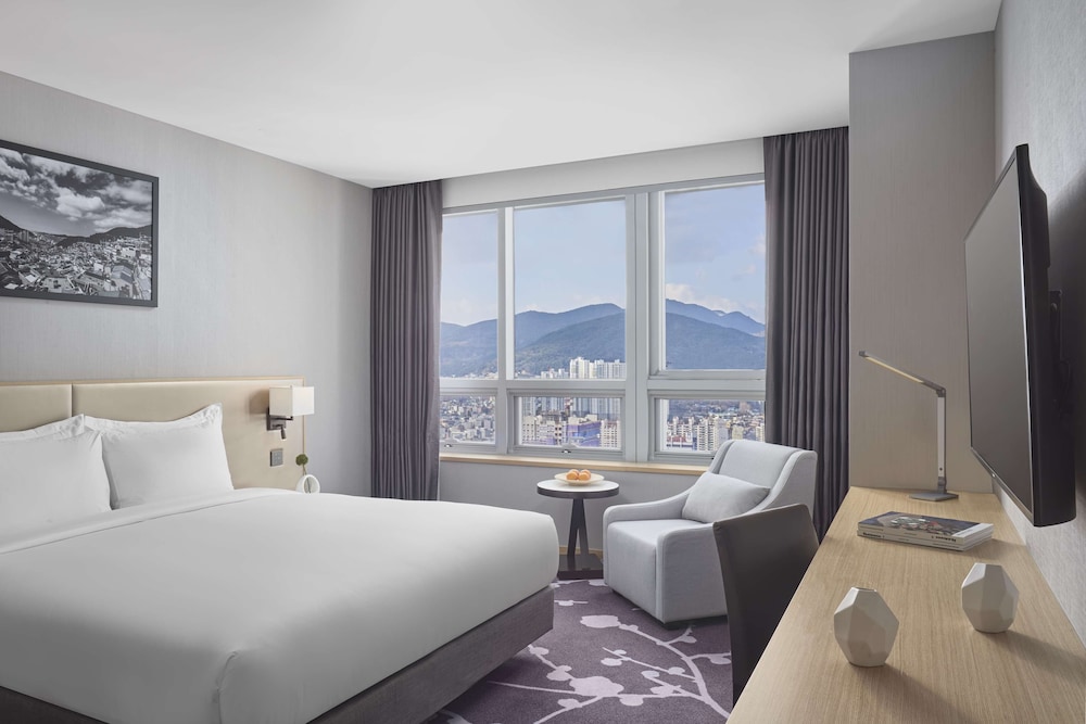 Habitación Deluxe, 1 cama de matrimonio grande, vistas a la montaña (Avani) del hotel Avani Central Busan. Foto 3