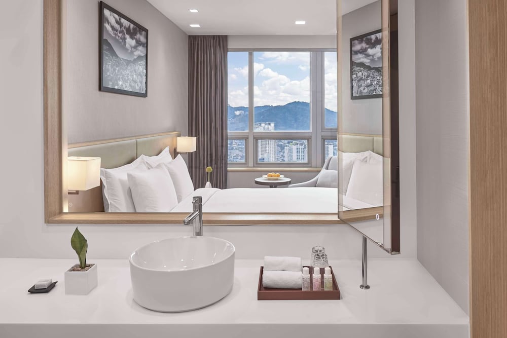 Habitación Deluxe, 1 cama de matrimonio grande, vistas a la montaña (Avani) del hotel Avani Central Busan. Foto 4