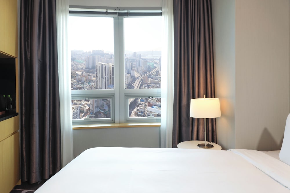 Habitación triple Deluxe (Avani) del hotel Avani Central Busan. Foto 2