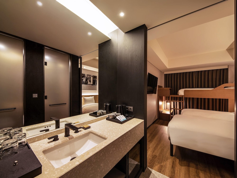 Habitación superior, 3 camas individuales del hotel Mercure Ambassador Seoul Hongdae. Foto 1