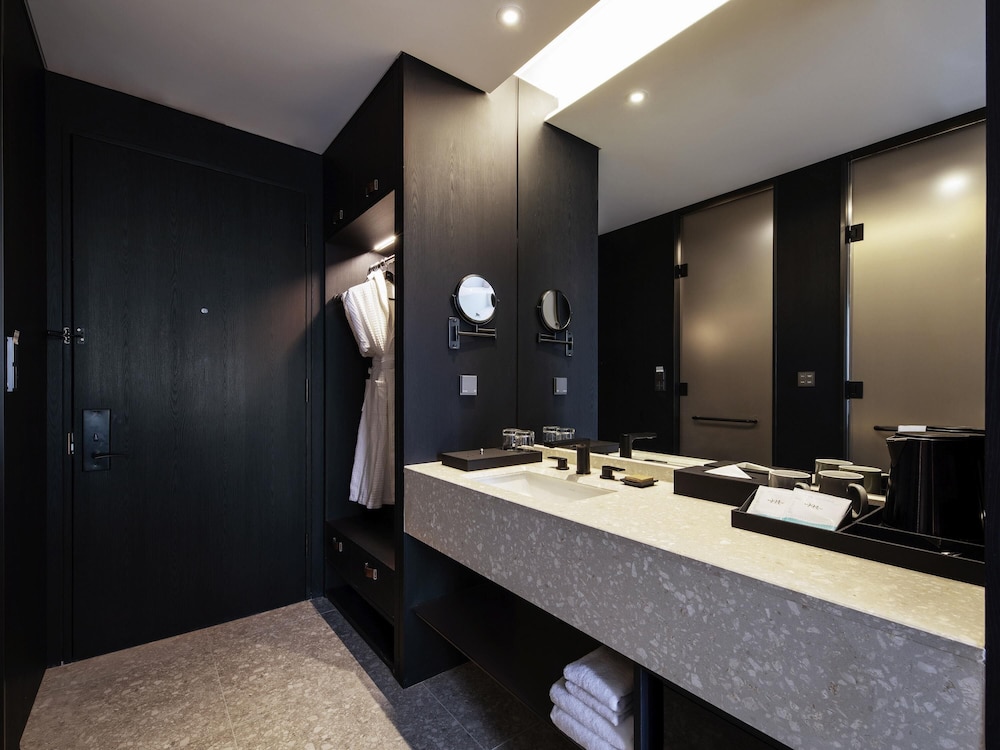 Habitación Superior Deluxe, 1 cama King con balcón del hotel Mercure Ambassador Seoul Hongdae. Foto 3