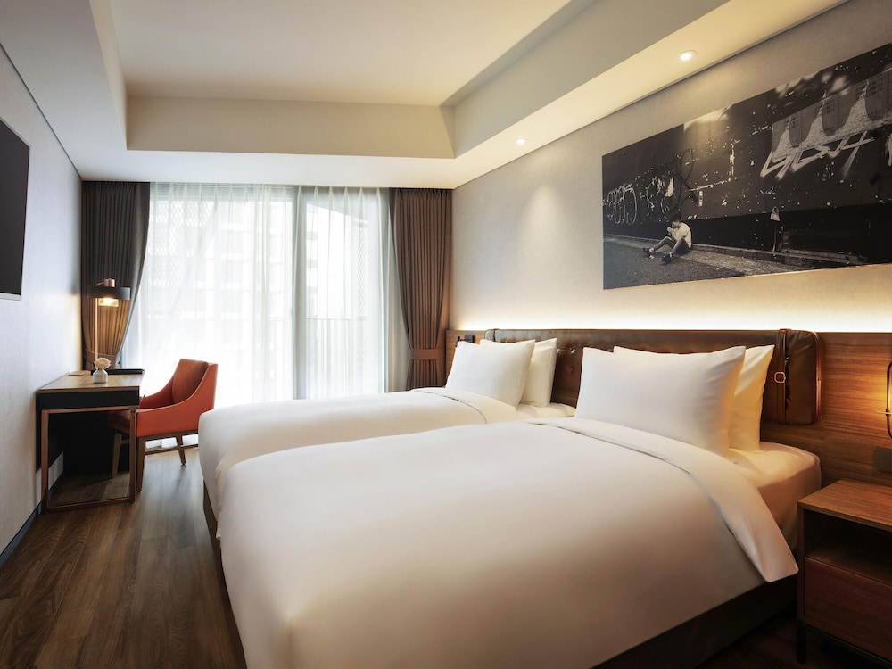 Habitación Superior Deluxe, 2 camas individuales con balcón del hotel Mercure Ambassador Seoul Hongdae