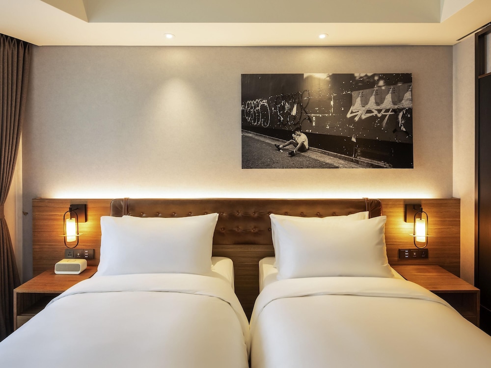 Habitación Superior Deluxe, 2 camas individuales con balcón del hotel Mercure Ambassador Seoul Hongdae. Foto 1