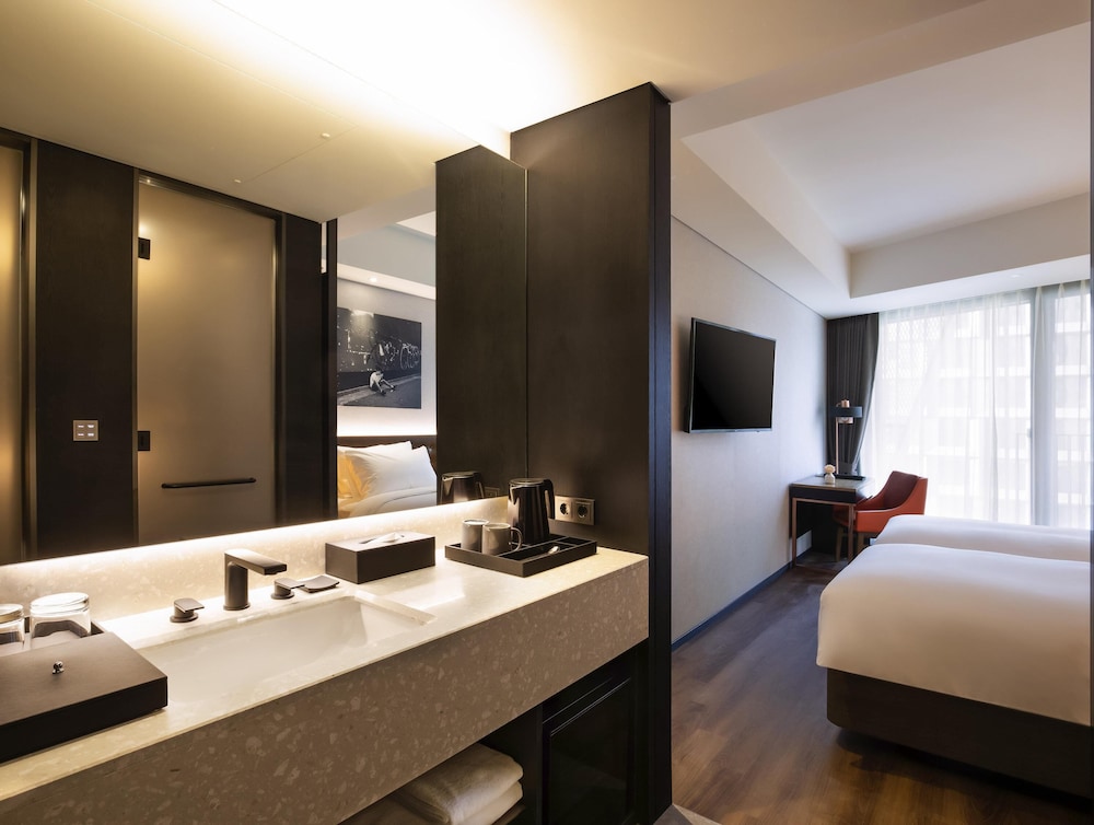 Habitación Superior Deluxe, 2 camas individuales con balcón del hotel Mercure Ambassador Seoul Hongdae. Foto 5