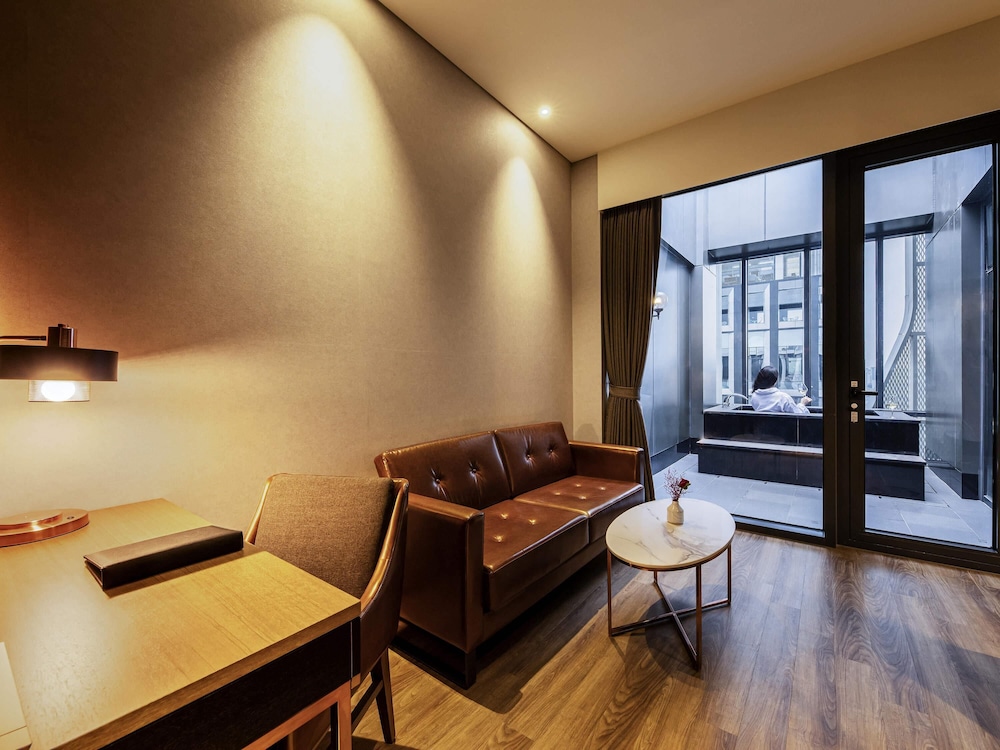 Suite Junior, 2 camas Queen con terraza de baño al aire libre del hotel Mercure Ambassador Seoul Hongdae. Foto 4