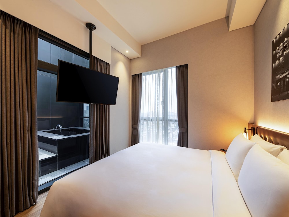 Suite Junior, 1 cama King con terraza de baño al aire libre del hotel Mercure Ambassador Seoul Hongdae