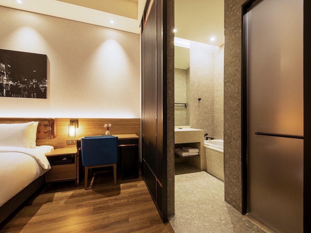 Suite Junior, 1 cama King con terraza de baño al aire libre del hotel Mercure Ambassador Seoul Hongdae. Foto 1