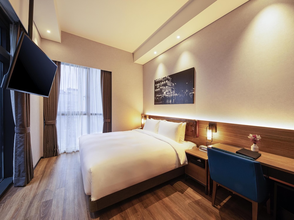 Suite Junior, 1 cama King con terraza de baño al aire libre del hotel Mercure Ambassador Seoul Hongdae. Foto 3