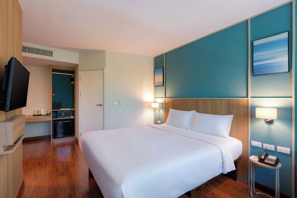 Habitación Familiar, 1 Cama Doble y 1 Cama de Dos Pisos del hotel Ibis Phuket Patong - Sha Extra Plus. Foto 3
