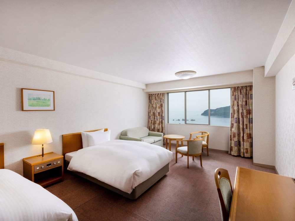 Habitación Clásica con 2 camas individuales y 1 sofá - cama, vistas al océano/mar del hotel Mercure Wakayama Kushimoto Resort and Spa